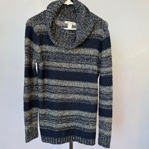 ๐Canyon River Blues Navy and Gray Cowl Neck Sweater